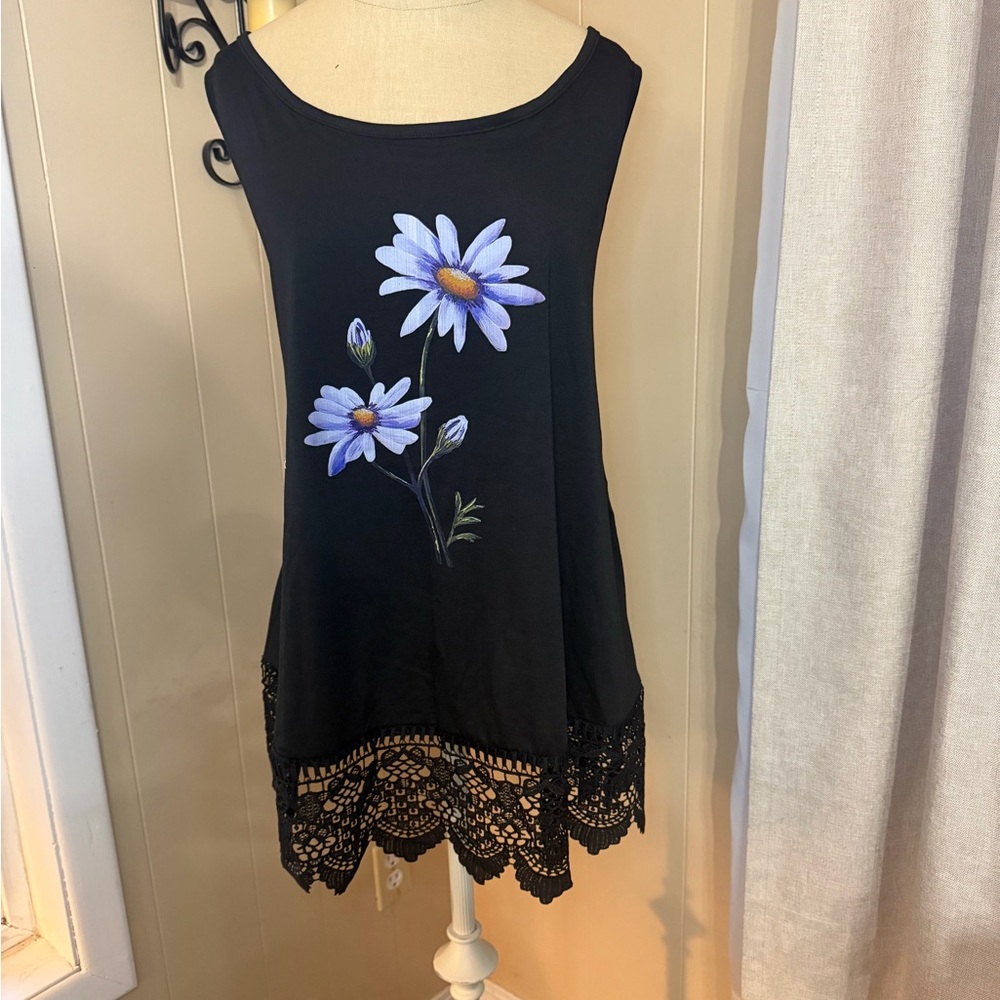 Black Sleeveless Floral Lace-Hem Tunic Top